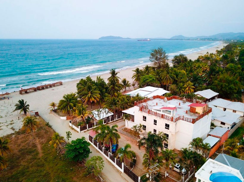 Hotel Tela, Hotel Miramar desde un drone con vista a la bahía