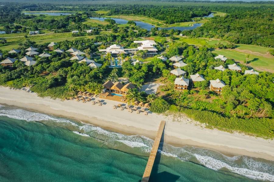 Hotel Tela, Indura Beach Resort, vista desde un drone del lado del mar y del muelle